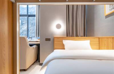 酒店运营新契机，银发旅游热潮起