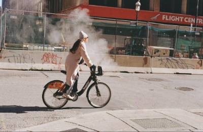 酒店浴巾被发现裹着用过的卫生巾。涉事酒店：客人恶意勒索，不接受采访。