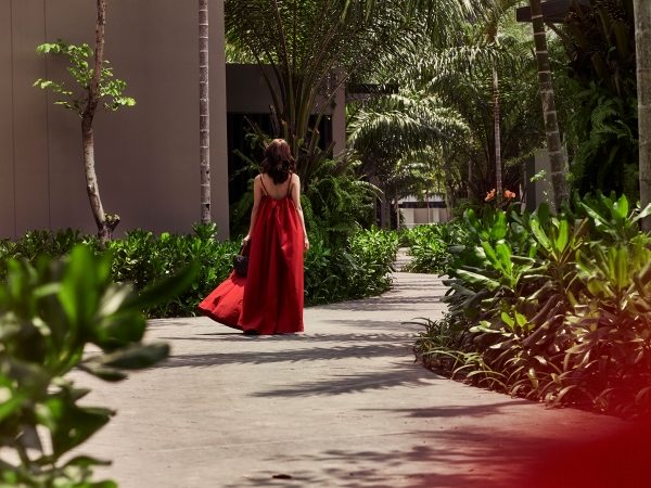 EXPLORING THE RESORT _副本.jpg