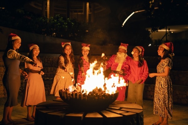 Bon fire with Santa_副本.jpg